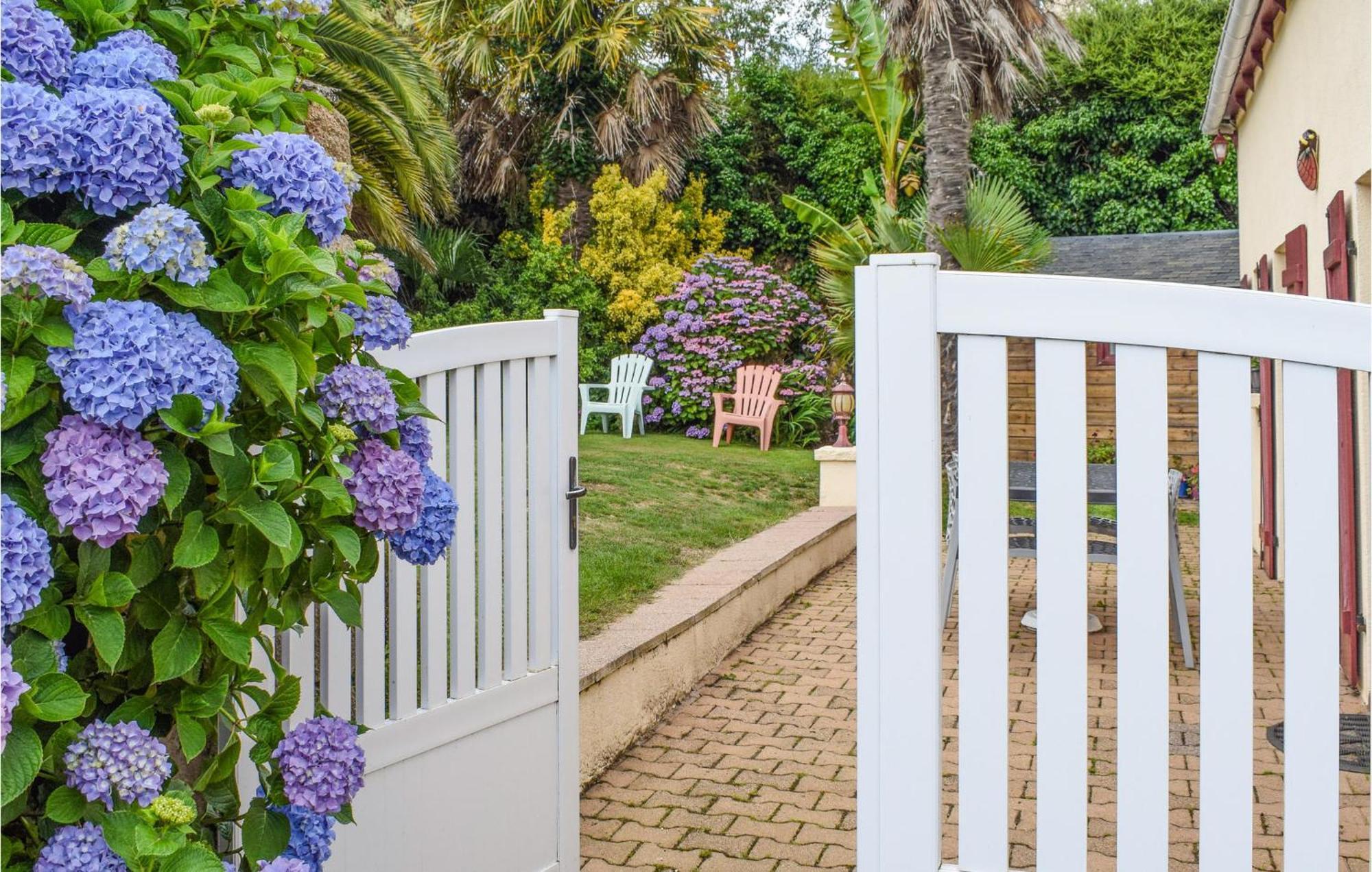 Nice home in Lzardrieux with 3 Bedrooms&WiFi Lézardrieux Buitenkant foto